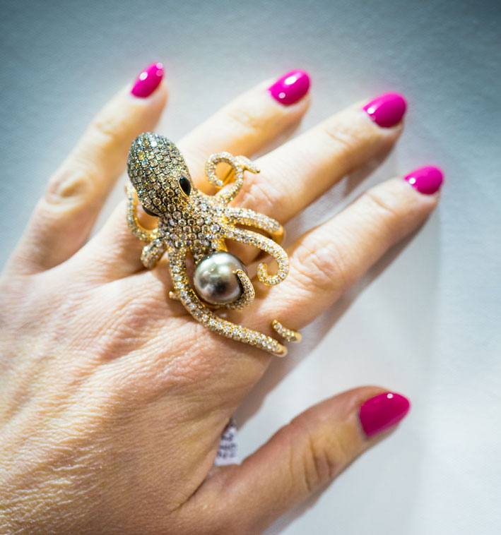 Anello octopus in oro, perla di Tahiti e diamanti. Copyright: gioiellis.com