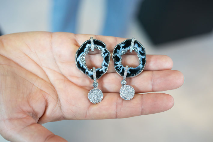Orecchini con agata nera e bianca, diamanti. Copyright: gioiellis.com