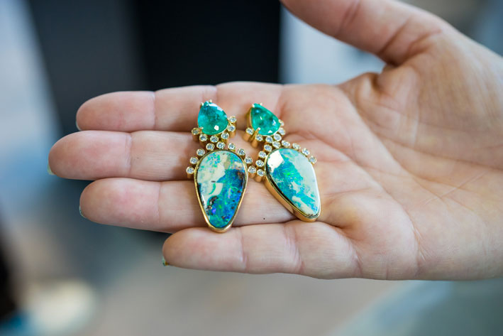 Orecchini con opale e diamanti. Copyright: gioiellis.com