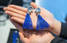 Orecchini con lapislazzuli, diamanti, perla. Copyright: gioiellis.com