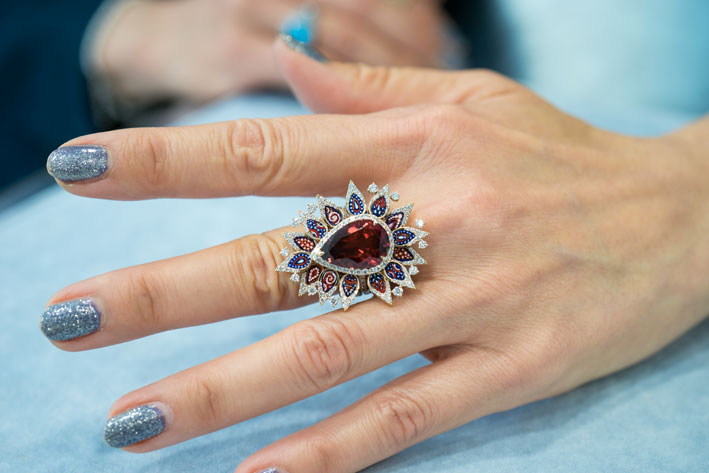 Sicis, anello con rubellite, diamanti, micro mosaico. Copyright: gioiellis.com