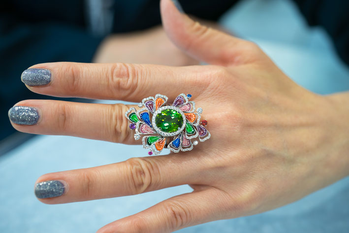 Anello con tormalina verde, zaffiri, diamanti, micro mosaico. Copyright: gioiellis.com