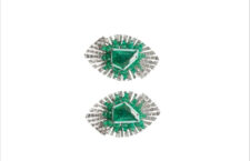 Orecchini con smeraldi e diamanti di Kamyen, vincitori al Couture Design Awrads nella categoria Best in Colored Gems Under $40,000 Retail