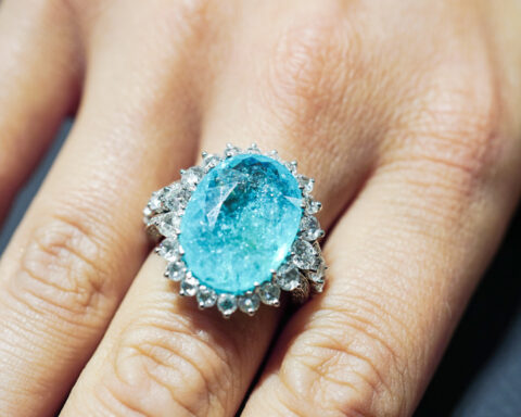 Piero Milano, anello con paraiba ovale e diamanti. Copyright: gioiellis.com