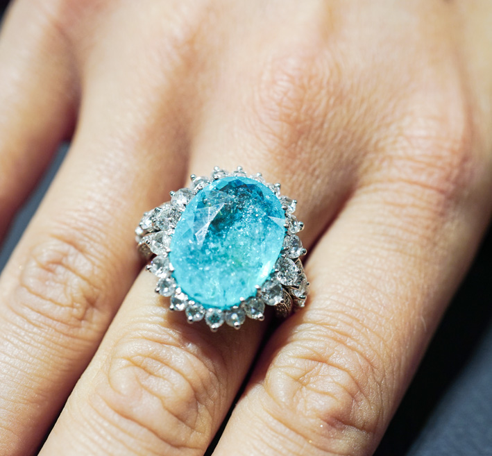 Piero Milano, anello con paraiba ovale e diamanti. Copyright: gioiellis.com