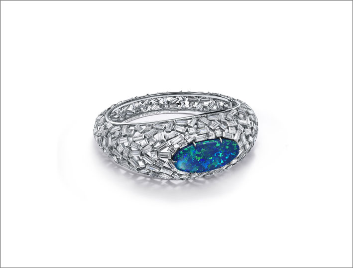 Anello con diamanti e opale della collezione Blue Book 2023