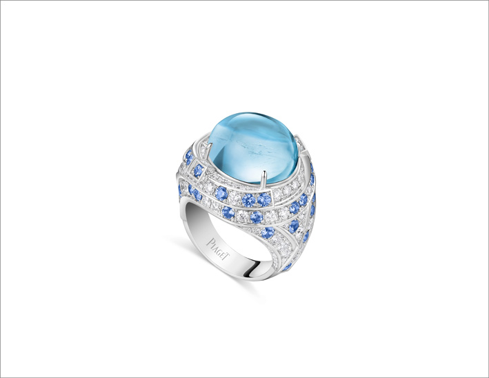 Adrivea, un anello che indica l'ora. Sotto un cabochon di acquamarina da 10,88 carati, c'è un quadrante con diamanti, uniti da pietre e zaffiri blu che adornano la montatura di questo pezzo oversize