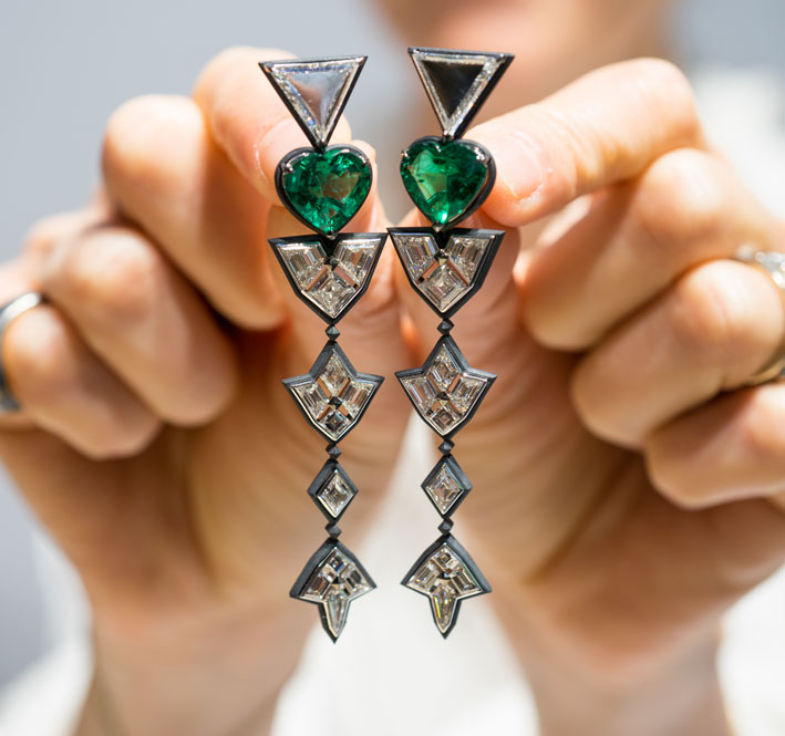 Busatti 1947, orecchini Cannes con diamanti per 4,40 carati e smeraldi per 7,66 carati. Copyright: gioiellis.com