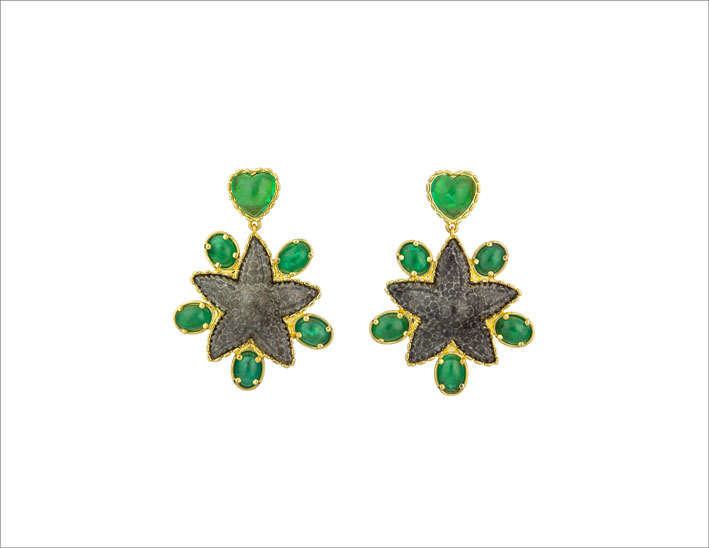 Orecchini con stelle marine di corallo fossilizzato, con cabochon di smeraldi verde intenso e smeraldo a cuoresu oro giallo 18 carati