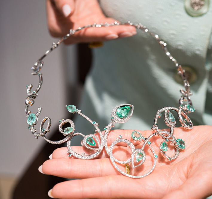 Fiori e scintille creative di Vincent Michel 4 Collana con paraiba del Mozambico e diamanti. Copyright: gioiellis.com