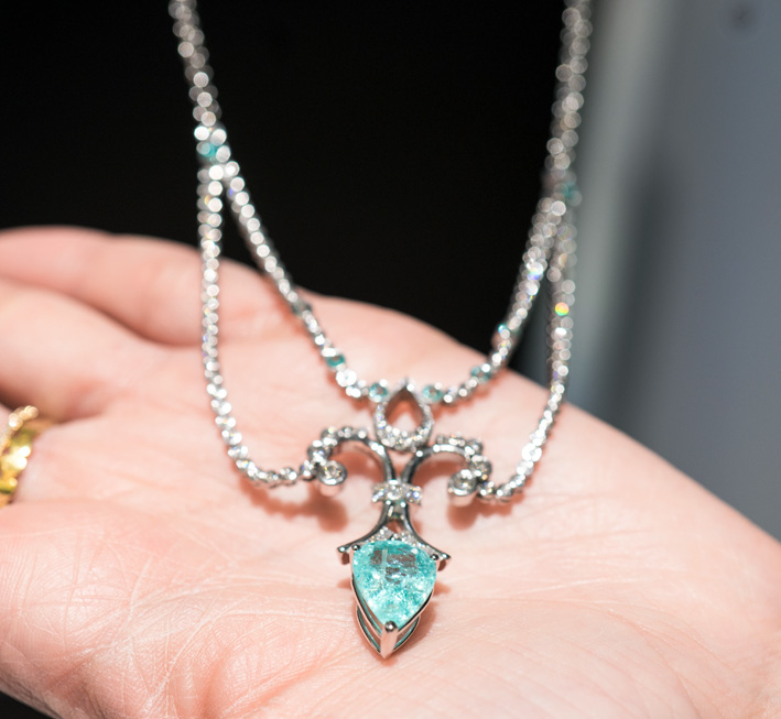 Fiori e scintille creative di Vincent Michel 6 Collana con tormaline paraiba a goccia e diamanti. Copyright: gioiellis.com