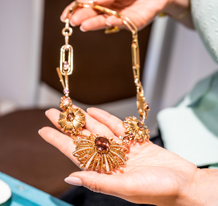 Fiori e scintille creative di Vincent Michel 5 Vincent Michel, collana con tormaline rosa, oro, diamanti. Copyright: gioiellis.com