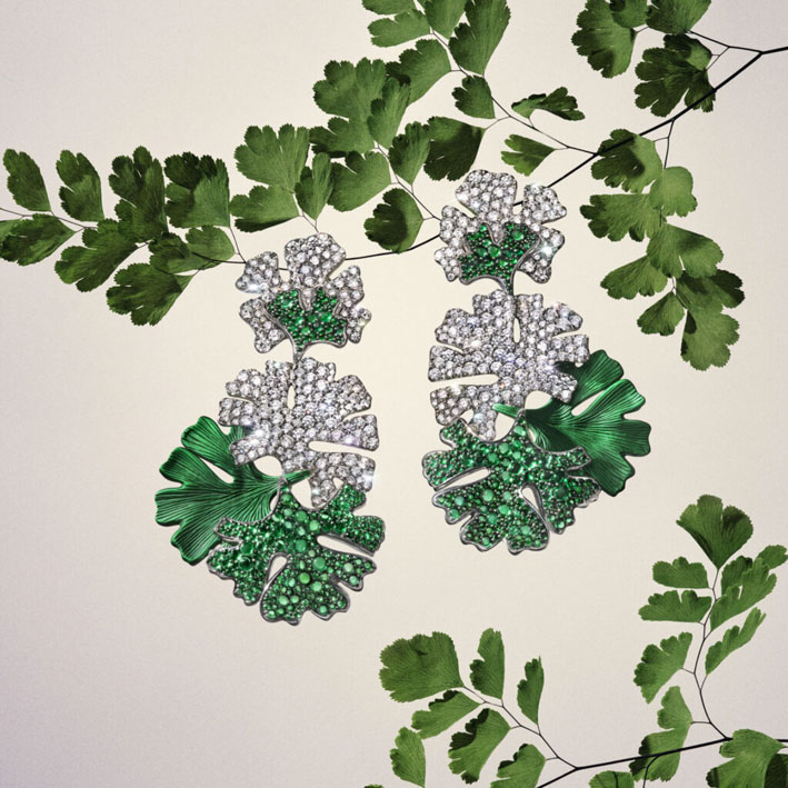 Orecchini pendenti Fleurs De Mer, con pavé in oro bianco 18 carati e alluminio anodizzato verde, incastonati a mano con smeraldi Panjshir