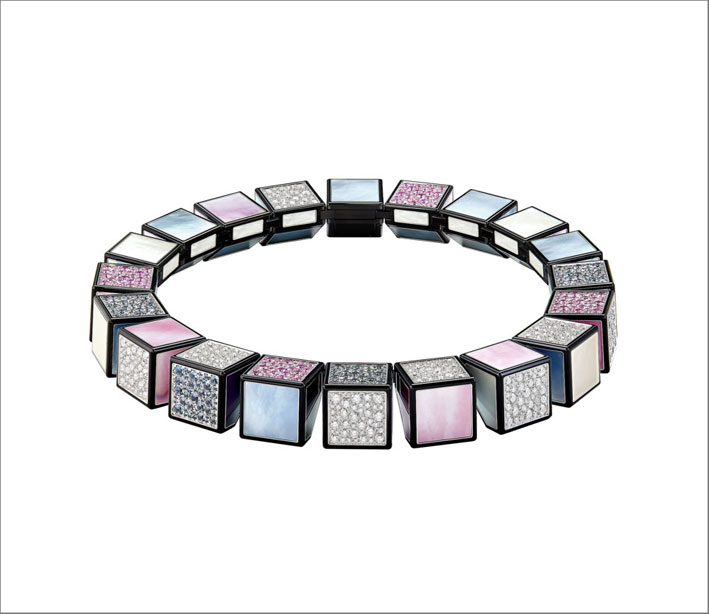 Collana composta  da 21 cubi preziosi, con spinelli grigi e rosa, zaffiri rosa e diamanti