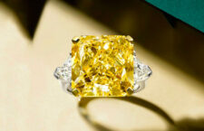 Anello con diamante giallo e diamanti bianchi