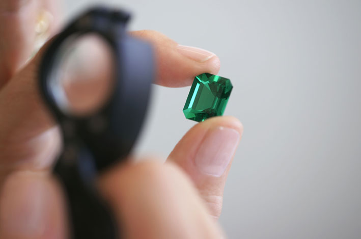 Lo smeraldo ha un taglio rettangolare ed è stato estratto dallo storico pozzo minerario di Puerto Arturo nel dicembre 2019