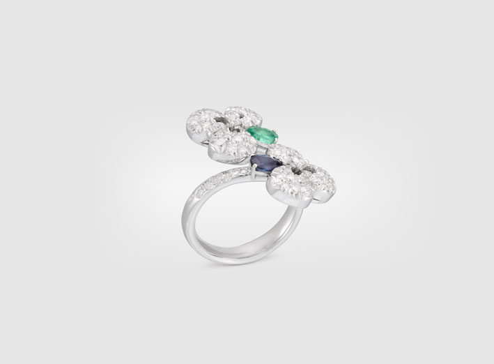 Anello in oro bianco con diamanti, smeraldo e zaffiro collezione Ischia