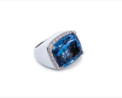 Anello con topazio di 29 carati su oro bianco, diamanti e smalto azzurro
