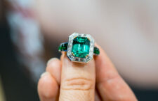 Ancello Xpandable con smeraldo taglio smeraldo di 5 carati e diamanti. Copyright: gioiellis.com