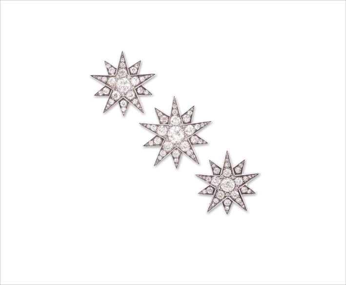 Tre stelle di diamanti che possono essere indossate come spille, forcine per capelli o su una cornice di tiara