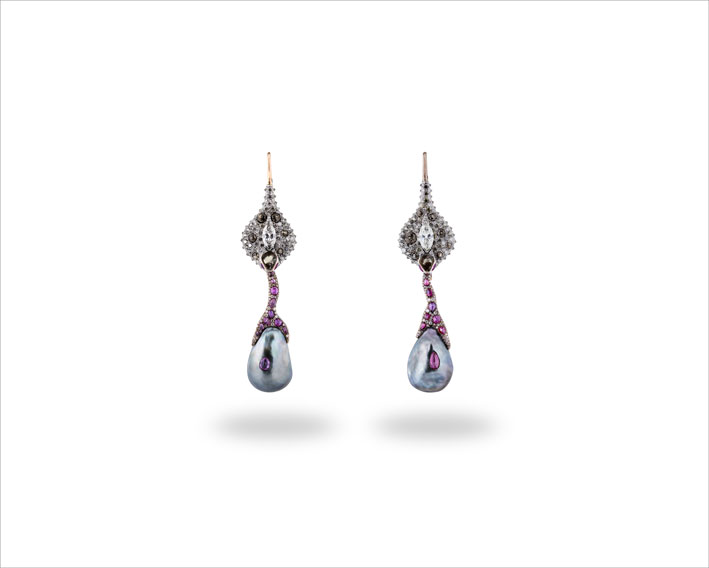 Drip earrings in oro 18 carati, argento, diamanti bianchi e brown, granato cangiante, rubini, perle di acqua dolce