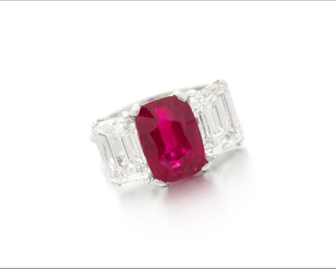 Anello con rubino di 358 carati e diamanti