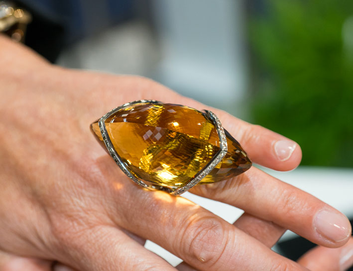 Anello con quarzo citrino di 253 carati e diamanti