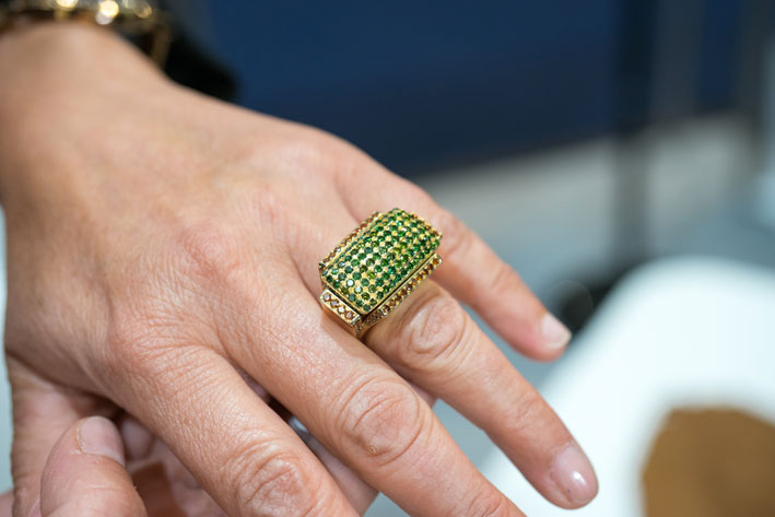 Anello componibile in oro e diamanti verdi