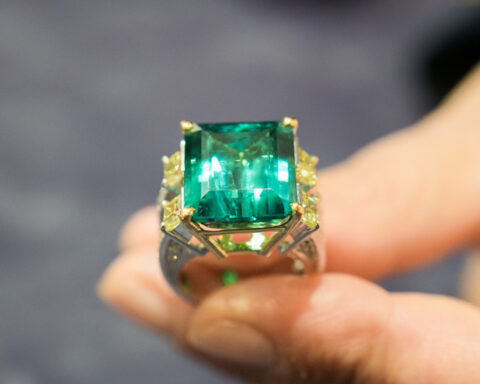 Anello con tormalina verde-azzurra e diamanti gialli. Copyright: gioiellis.com