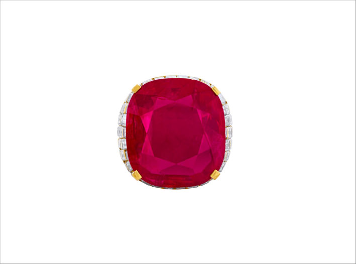 Cushion shaped ruby of 21.88 carats