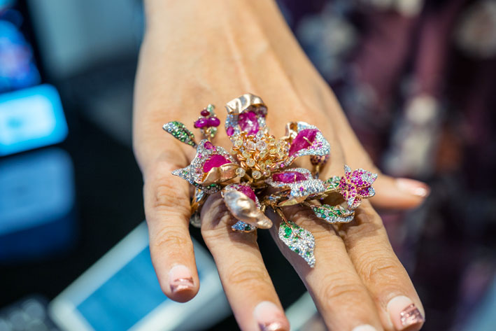 Difa Jewels, anello a due dita Cherry Blossom, in oro rosa con diamanti, rubini, smeraldim zaffiri. Copyright: gioiellis.com