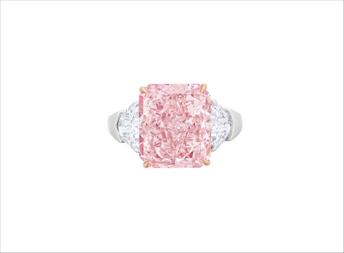 Fancy intense pink cut cornered rectangular modified brilliant cut diamond of 8.77 carats, fancy shaped diamonds, platinum and 18k rose gold