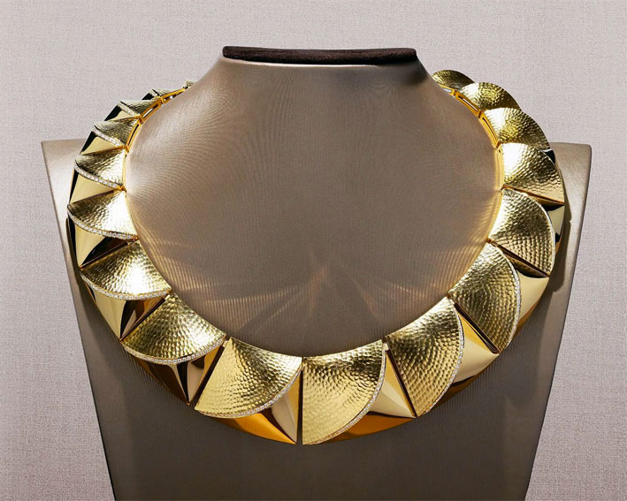 Collana in oro martellato della collezione Dune