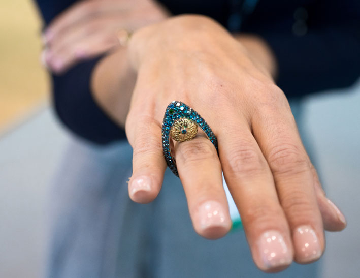 Anello in oro bianco con diamanti blu, con elemento circolare mobile. Copyright: gioiellis.com