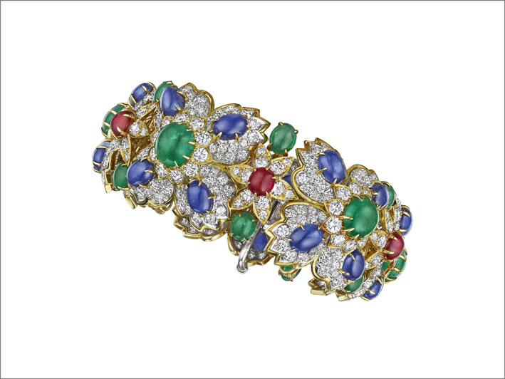 Bracciale con diamanti, zaffiri, smeraldi e rubini di Van Cleef & Arpels