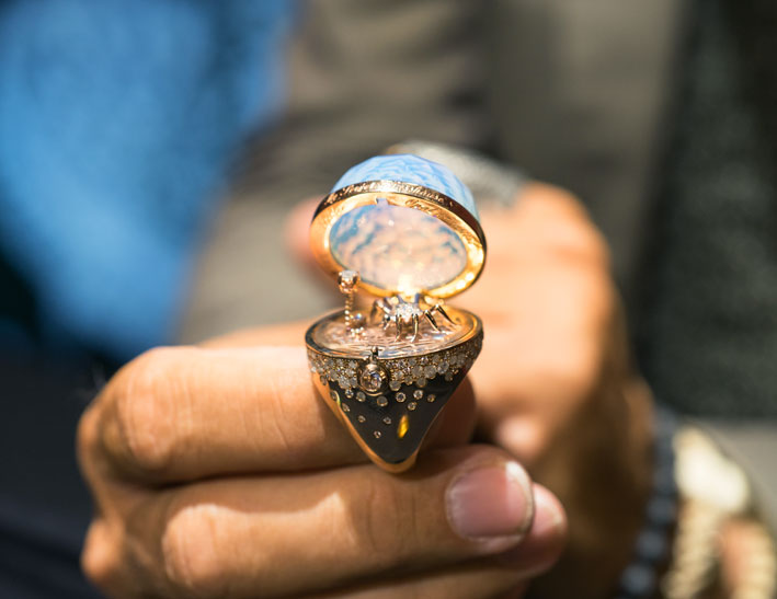 Anello della collezione My Secret Glass in oro, vetro zaffiro, opale, diamanti. Copyright: gioiellis.com