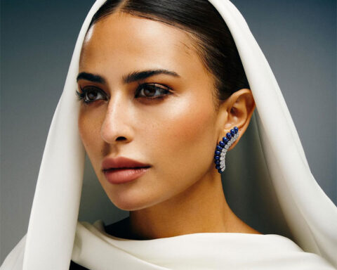 La modella Lama AlaKeel indossa orecchini di FerriFirenze