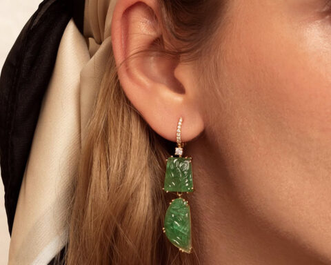 Orecchino con smeraldi intagliati a mano della collezione Mon Voyage