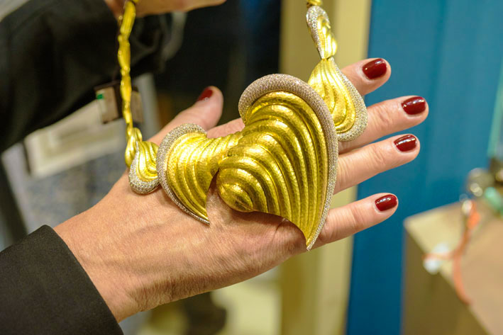 Collana Foglie in oro e diamanti arrivata seconda al Design Coutre Awards. Copyright: gioiellis.com