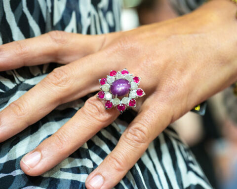 Anello con rubino star circondato da rubini e diamanti. Copyright: gioiellis.com