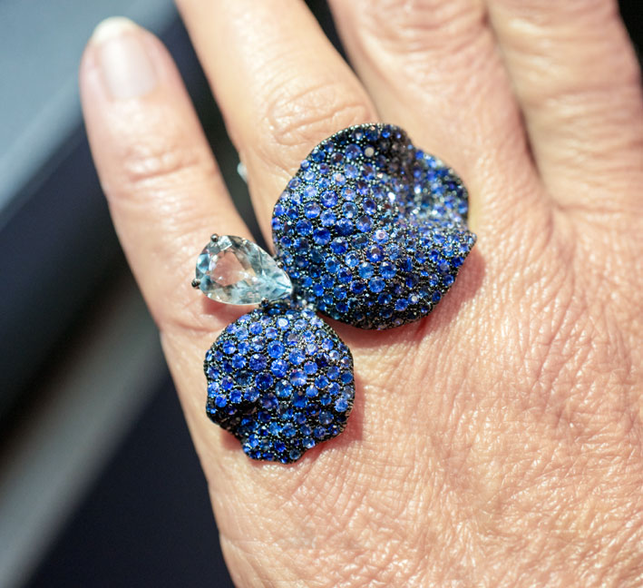 Silvio Ancora, anello con acquamarina e zaffiri blu della collezione Petals. Copyright: gioiellis.com
