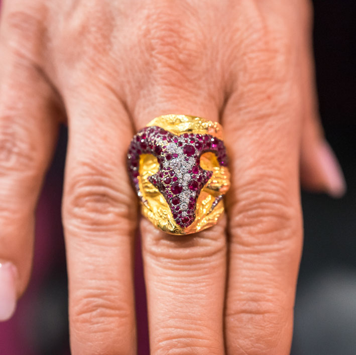 Anello in oro con testa di ariete composta da rubini e diamanti. Copyright: gioiellis.com