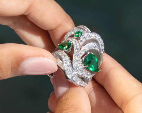 Anello Marea, con 3,84 carati di smeraldi e 7,56 carati di diamanti