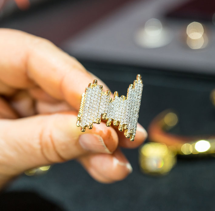 Pas seulement de l'or pour Vicky Shawe 3 Anello The Lumen, oro con pavé di diamanti. Copyright: gioiellis.com