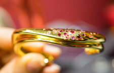 Vicky Shawe, bracciale The Untamed in oro, rubini e zaffiri rosa. Copyright: gioiellis.com