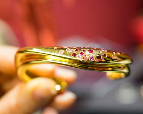 Vicky Shawe, bracciale The Untamed in oro, rubini e zaffiri rosa. Copyright: gioiellis.com