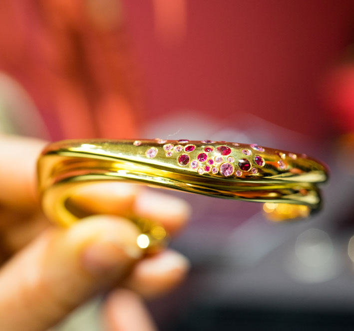 Vicky Shawe, bracciale The Untamed in oro, rubini e zaffiri rosa. Copyright: gioiellis.com
