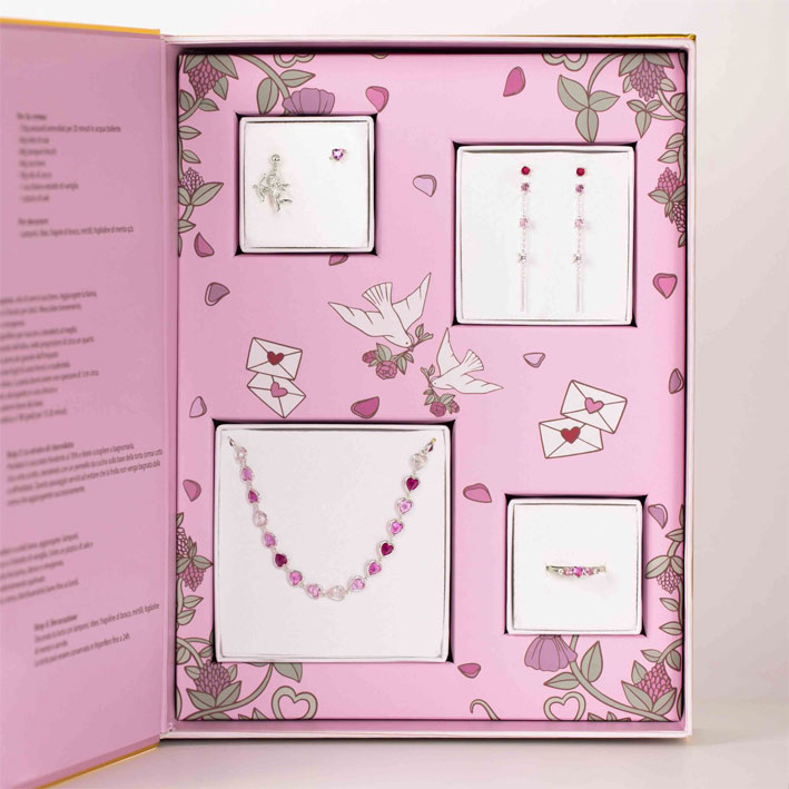 L'interno del libro-box con ricetta e gioielli