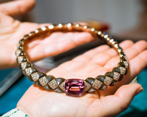 Collana della collezione Gothica con kunzite di 38,08 carati, madreperla grigia, diamanti, oro rosa. Copyright: gioiellis.com