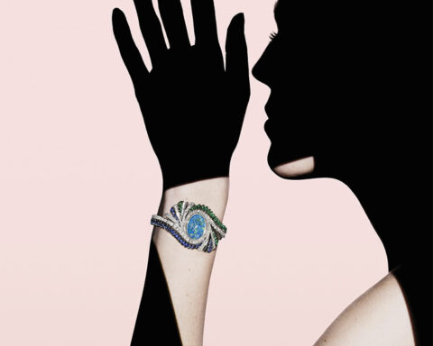 Orologio-gioiello con quadrante in opale e bracciale con diamanti, zaffiri, smeraldi